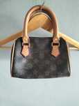 Modna torebka do ręki Louis Vuitton.