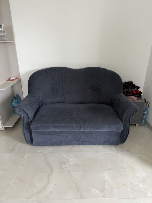 niebieska sofa w doskonałym stanie