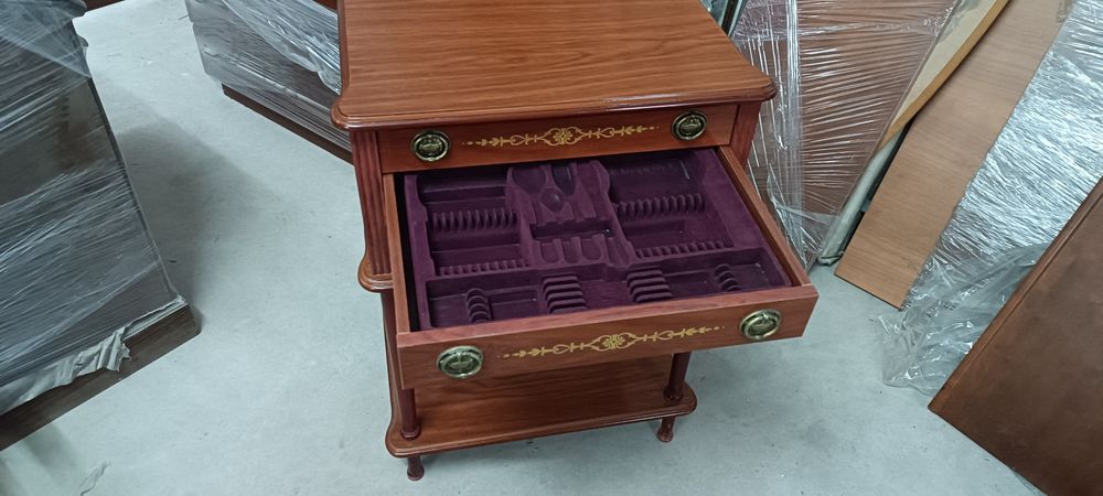 Móvel de apoio clássico