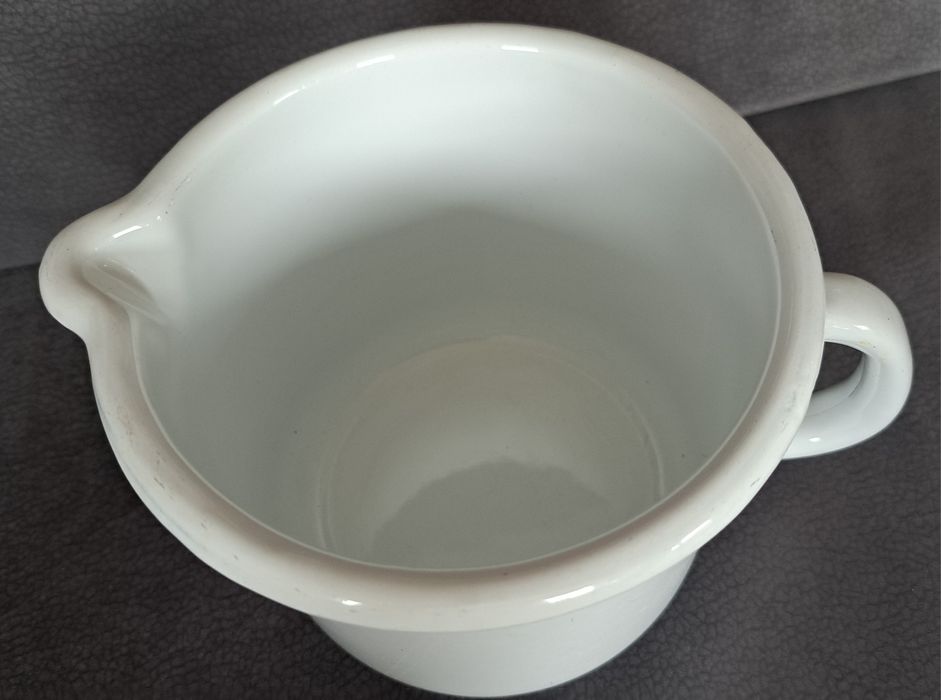 Garnuszek emaliowany z dziubkiem i uchwytem