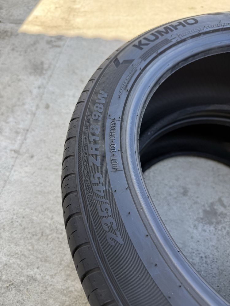 235/45/18 Kumho Ecsta HS52