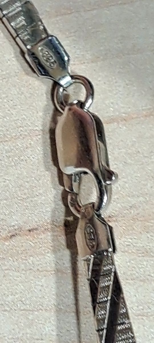 Colar vistoso em prata contrastada.