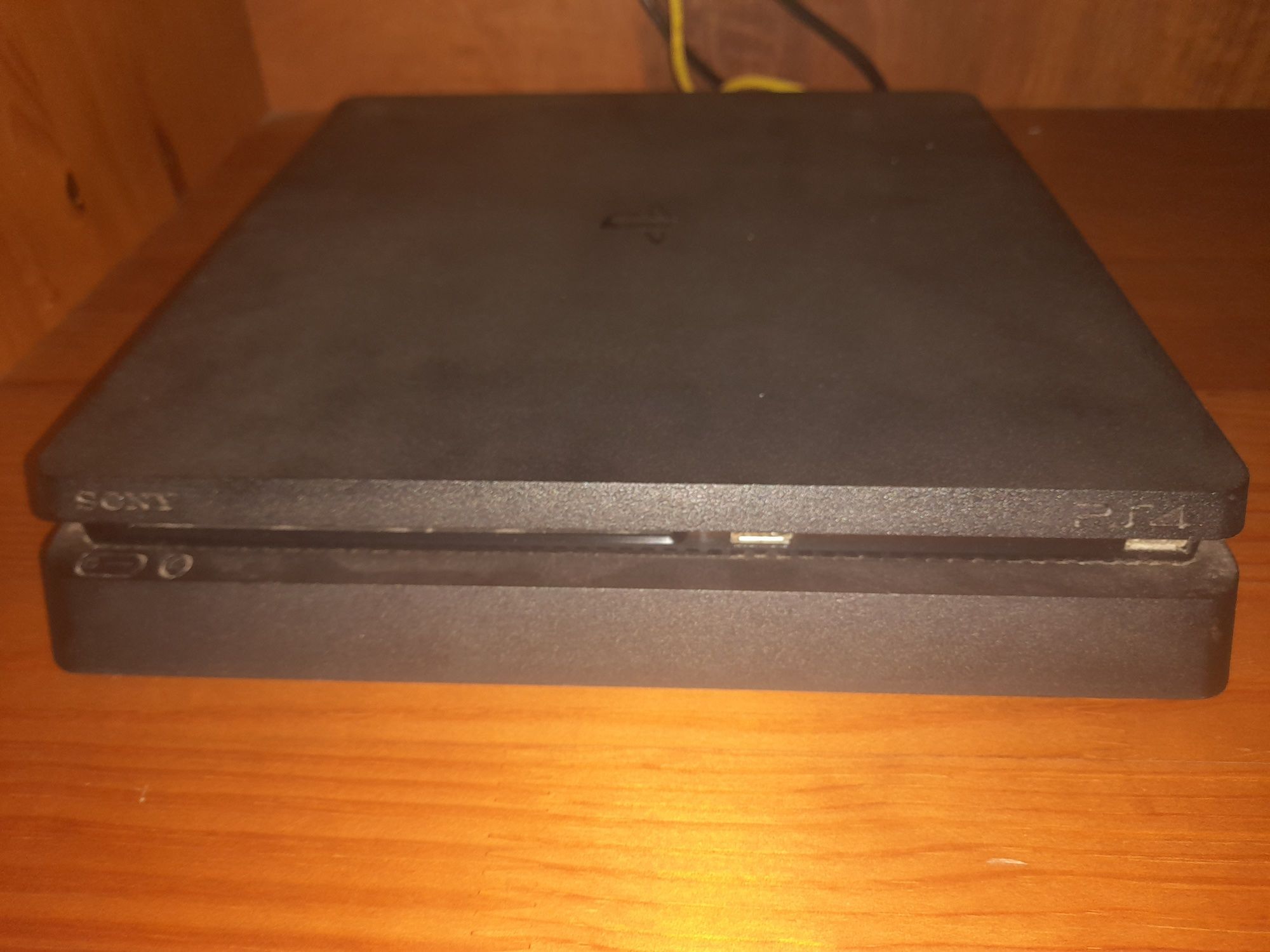 PS4 com dois comandos mais pes 21, FIFA 20 e tomb raider