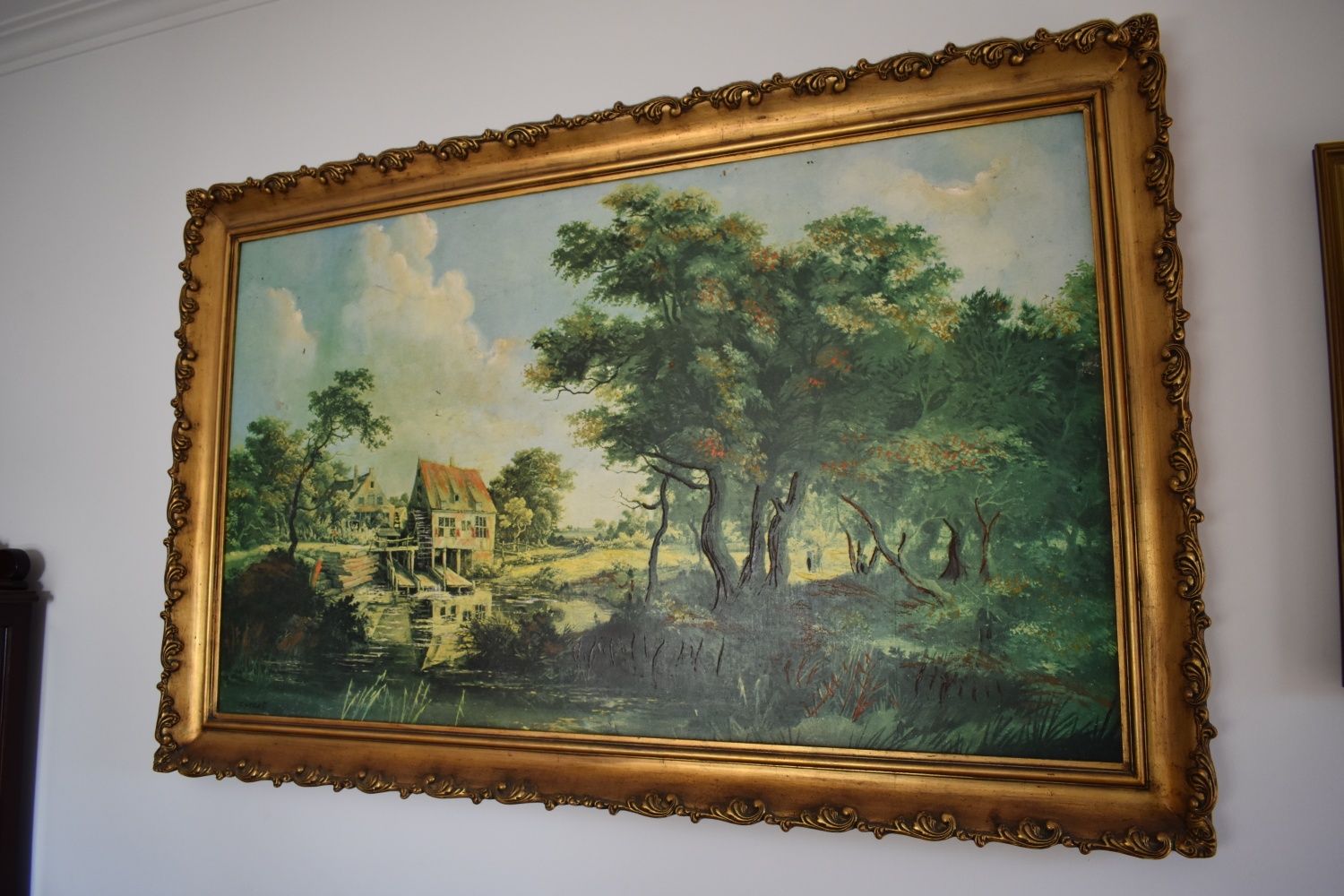 Quadro com moldura dourada
