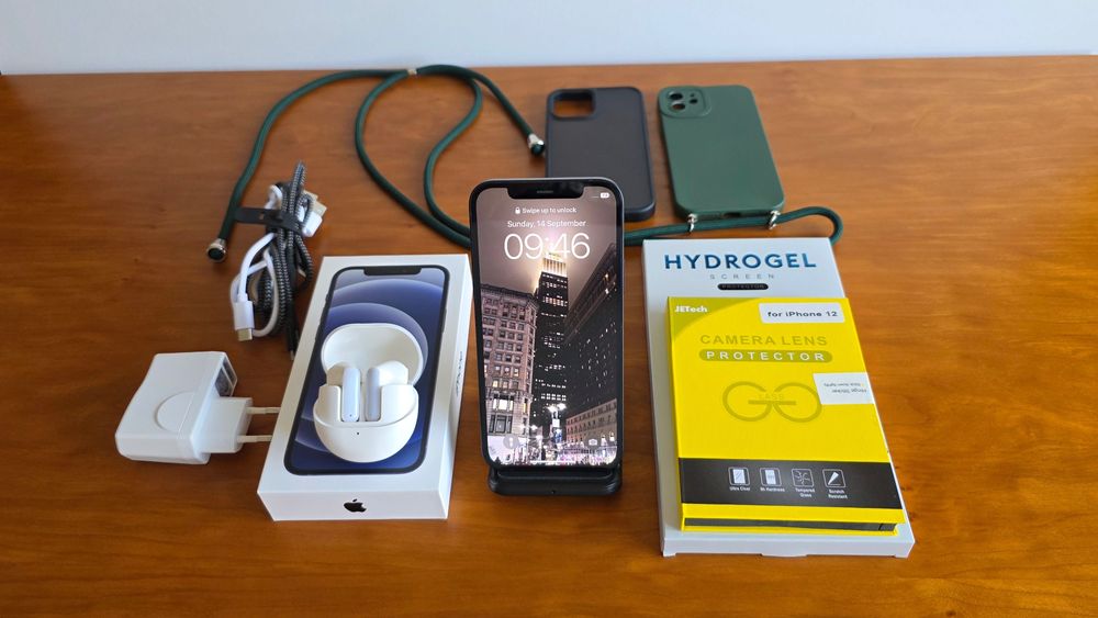 Iphone 12 com carregador e earbuds