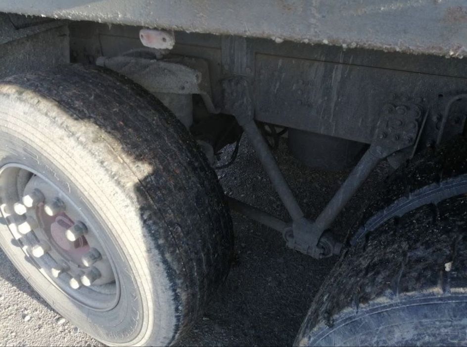 Volvo FL10 - Tri Basculante - Grua