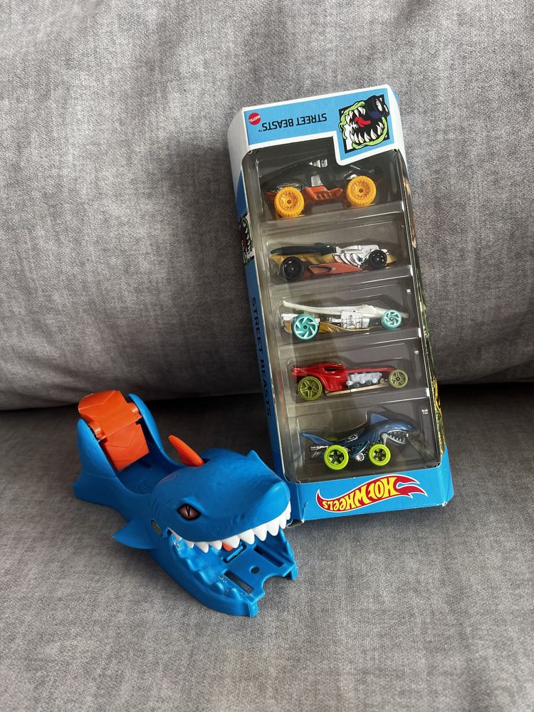 Набір hot weels 5 машинок та акула hot wheels