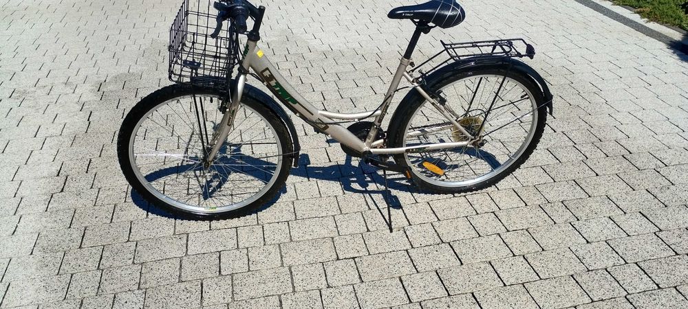 Rower miejski z koszykiem i bagażnikiem