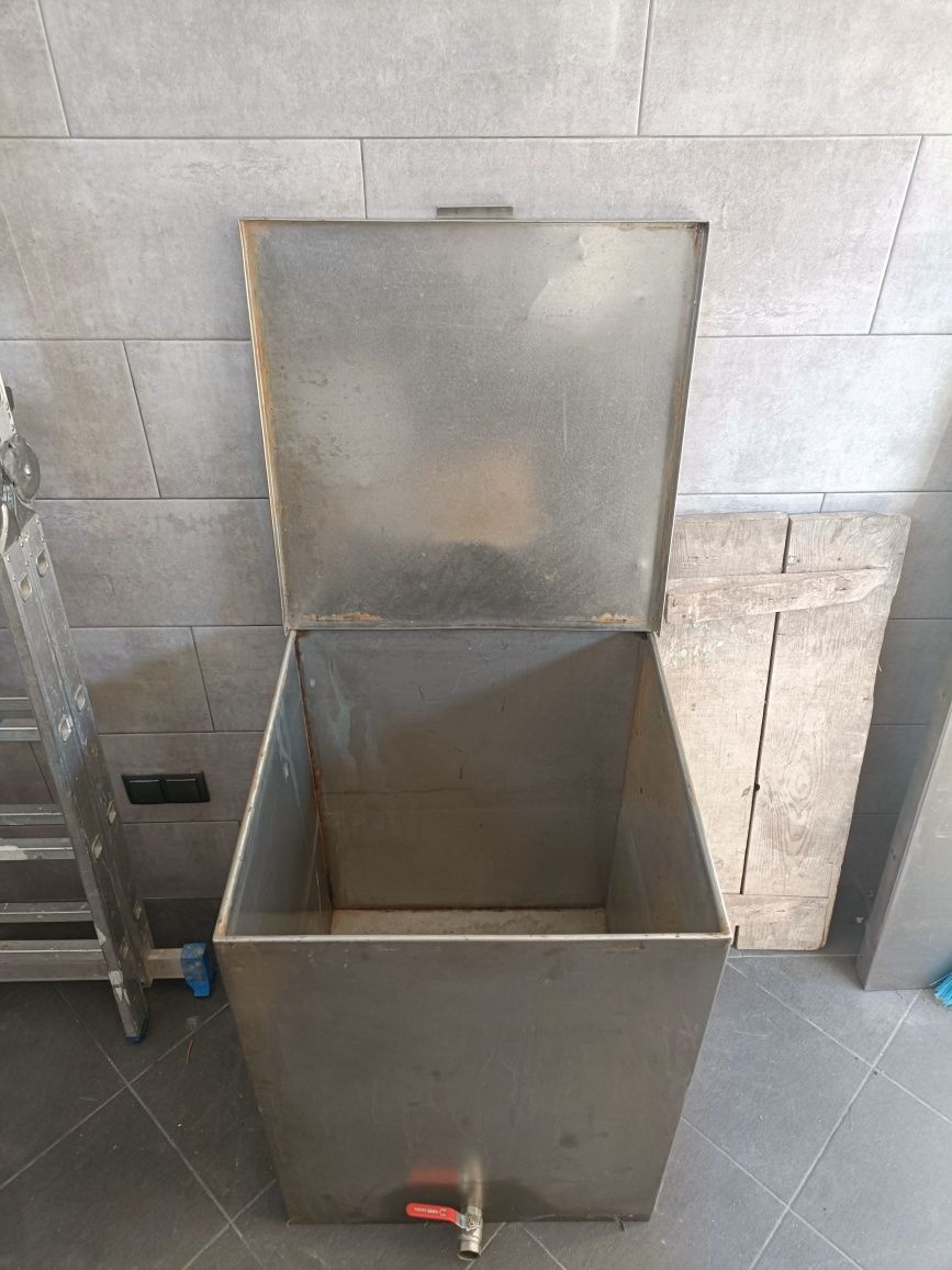 Caixa em inox com torneira