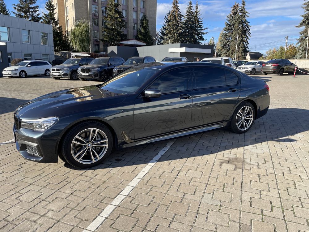 BMW 740i 2018 год выпуска