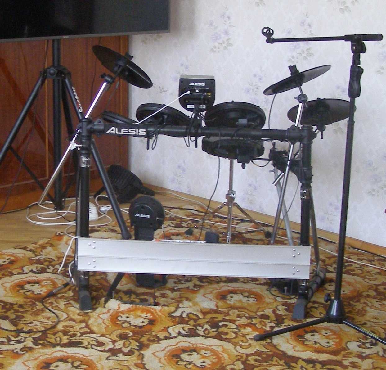 Электронная барабанная установка Alesis DM6 (доставка за мой счет)