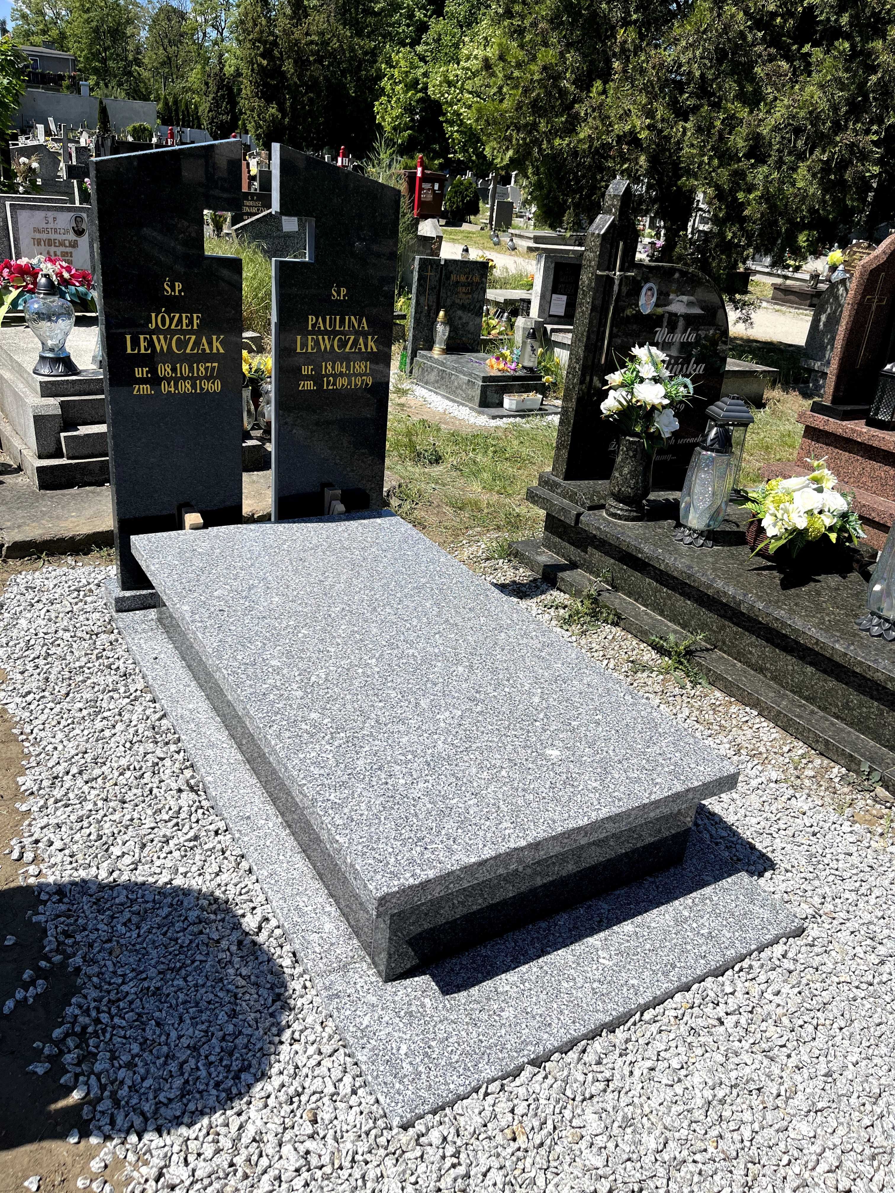 Nagrobek granitowy KRZYŻ BRYŁA