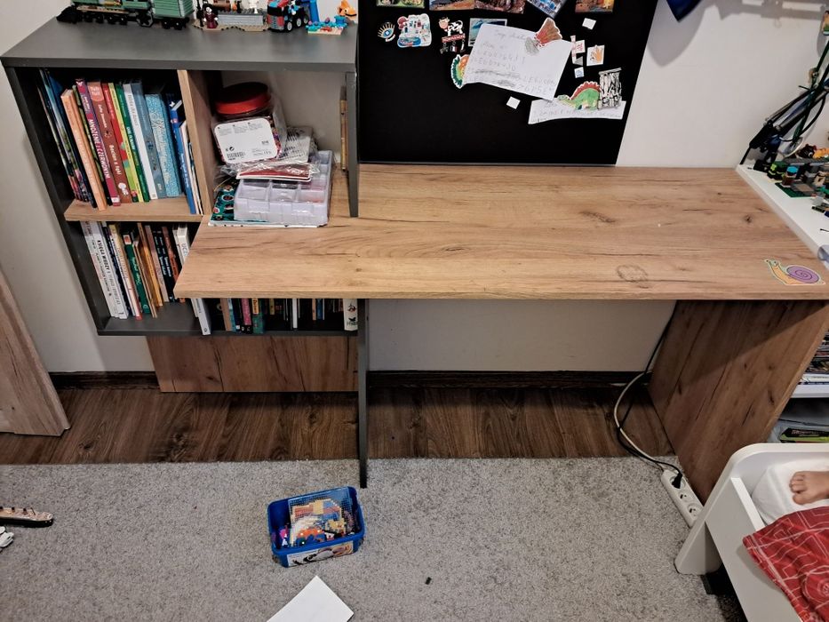 Biurko z półkami