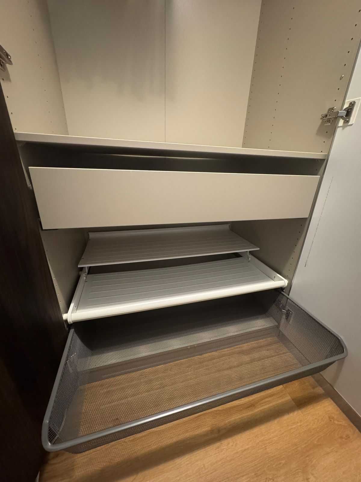 Saída do país – móveis impecáveis – Armário com 2 portas espelhadas