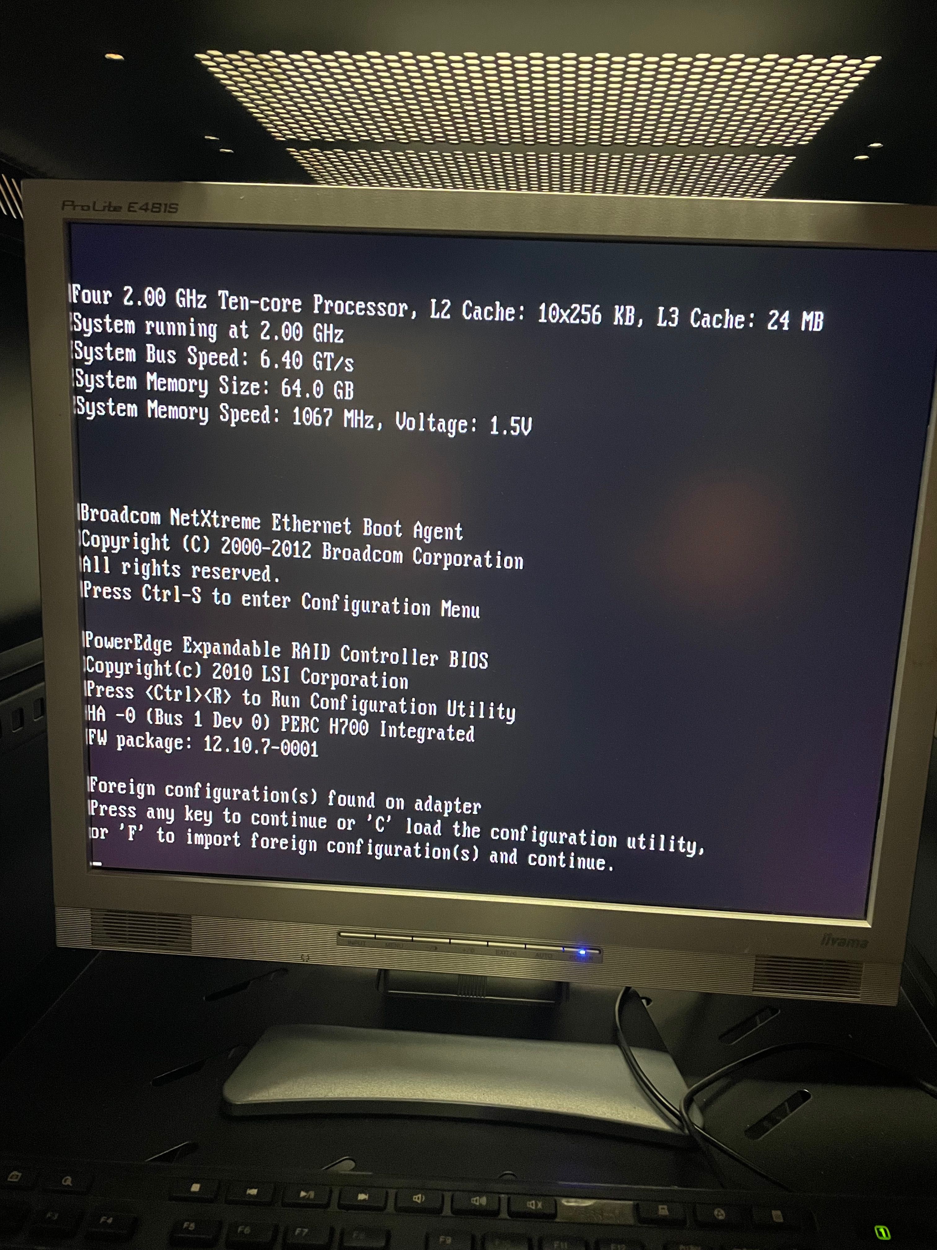 Sprzedam serwer Dell PowerEdge R910 + UPS + 9 dysków + szafa