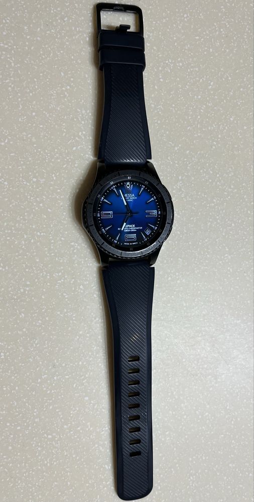 Часы Samsung Gear S3 frontier в отличном состоянии.