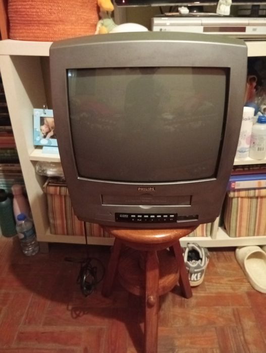 TV Philips com leitor VHS a funcionar