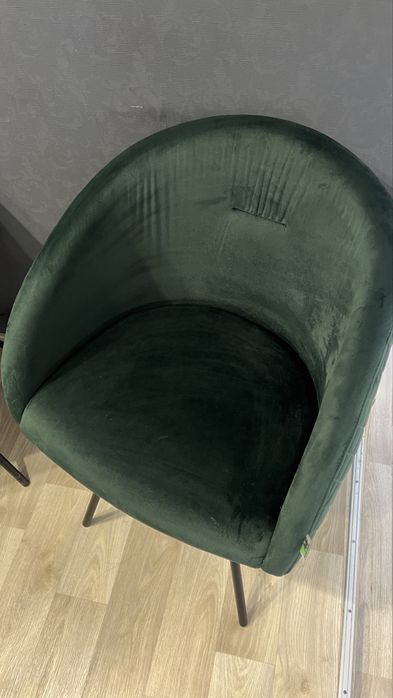 Крісло поворотне Sacramento велюр темно-зелене Кресло велюровое