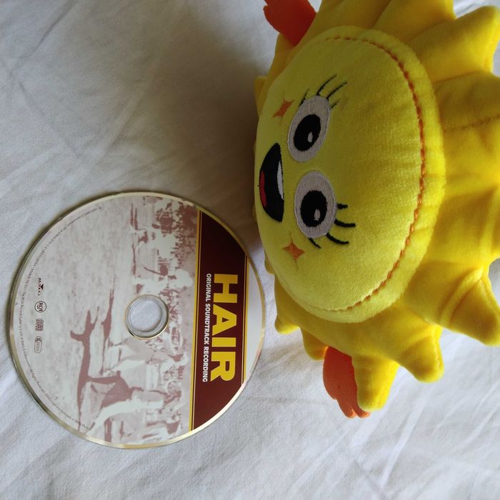 Film - musical , Hair - płyta Cd i maskotka .