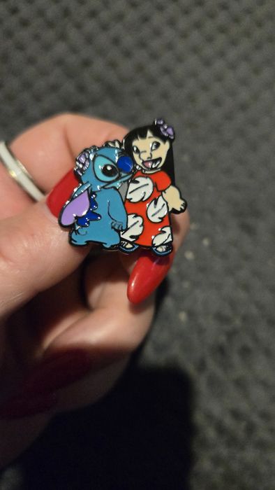 Przypinka Stitch z przyjaciólką..