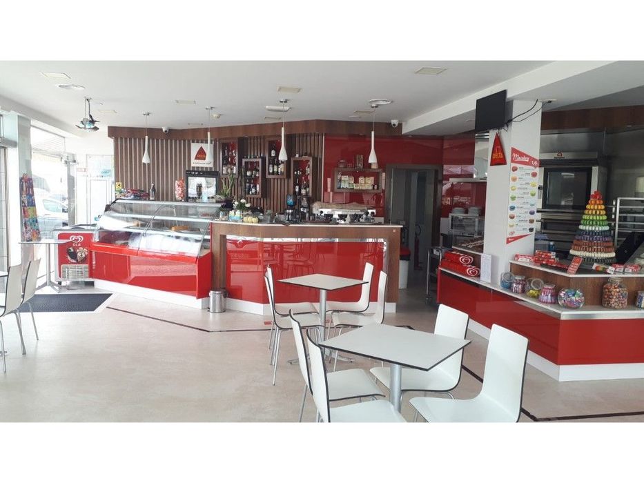Pastelaria - Café 'Cubana' em funcionamento na Praia da Vieira.