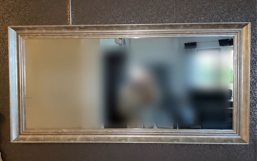 Lustro w złotej ramie
