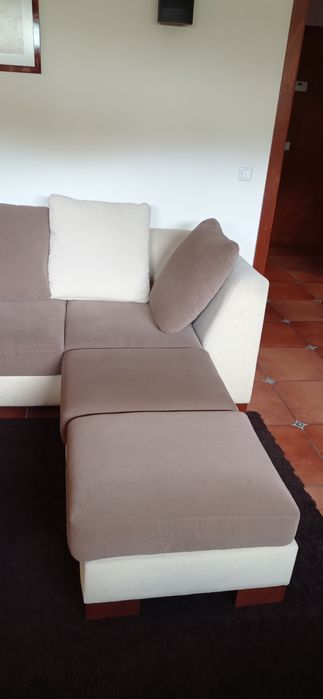 Sofá com cerca de 3,80 metros de comprimento. 4 lugares.