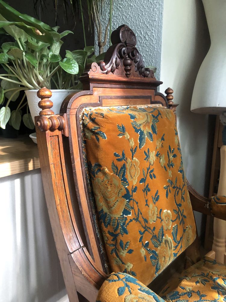 Антикварный гарнитур: диван и стул-кресло с тканью для реставрации.