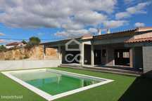 Moradia em fase de construção com piscina nos arredores da cidade
