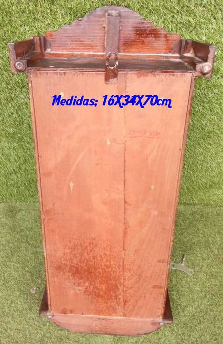 Relógio de parede antigo a funcionar, com chave