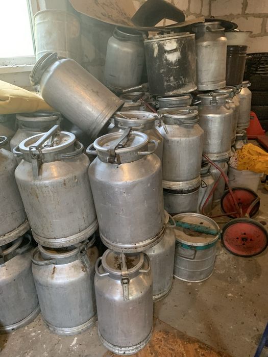 Продам молочные бидоны 40 и 35 литров, ульи б/у и новые , пластиковые