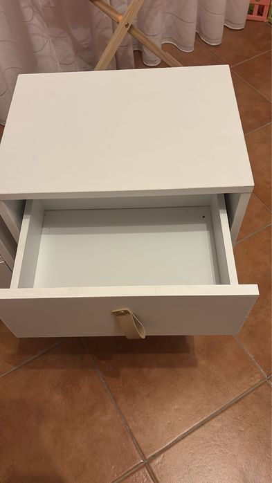 Mesa de cabeceira branca c/ 2 gavetas