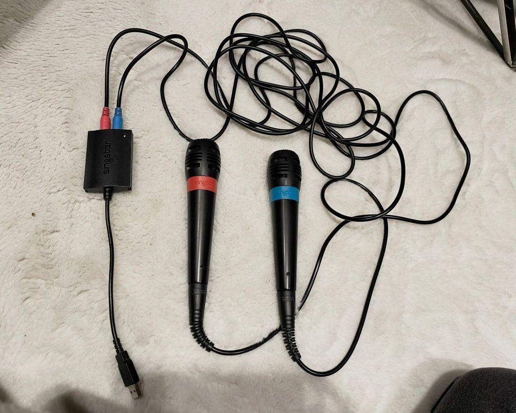 PS3 + pady + mikrofony (SingStar) + 10 gier