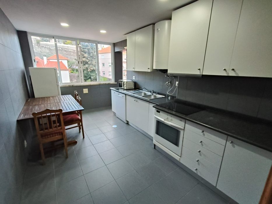 Apartamento T4, 2 casas de banho, para arrendar na Covilhã