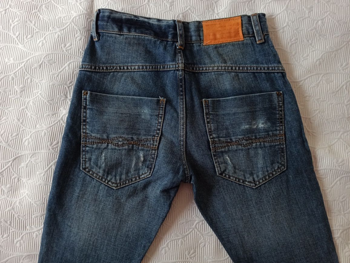 Designerskie jeansy z przetarciami, r.140, 9-10 lat