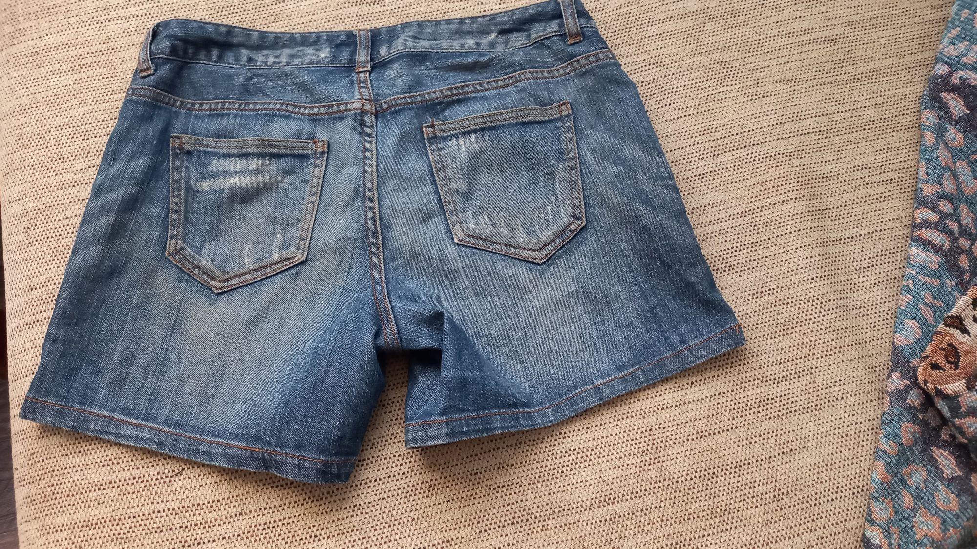 Продам женские джинсовые шорты
