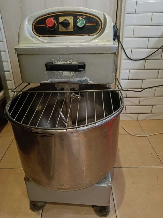 Sprzedam używany mikser spiralny do ciasta CATERINA HS30A.
