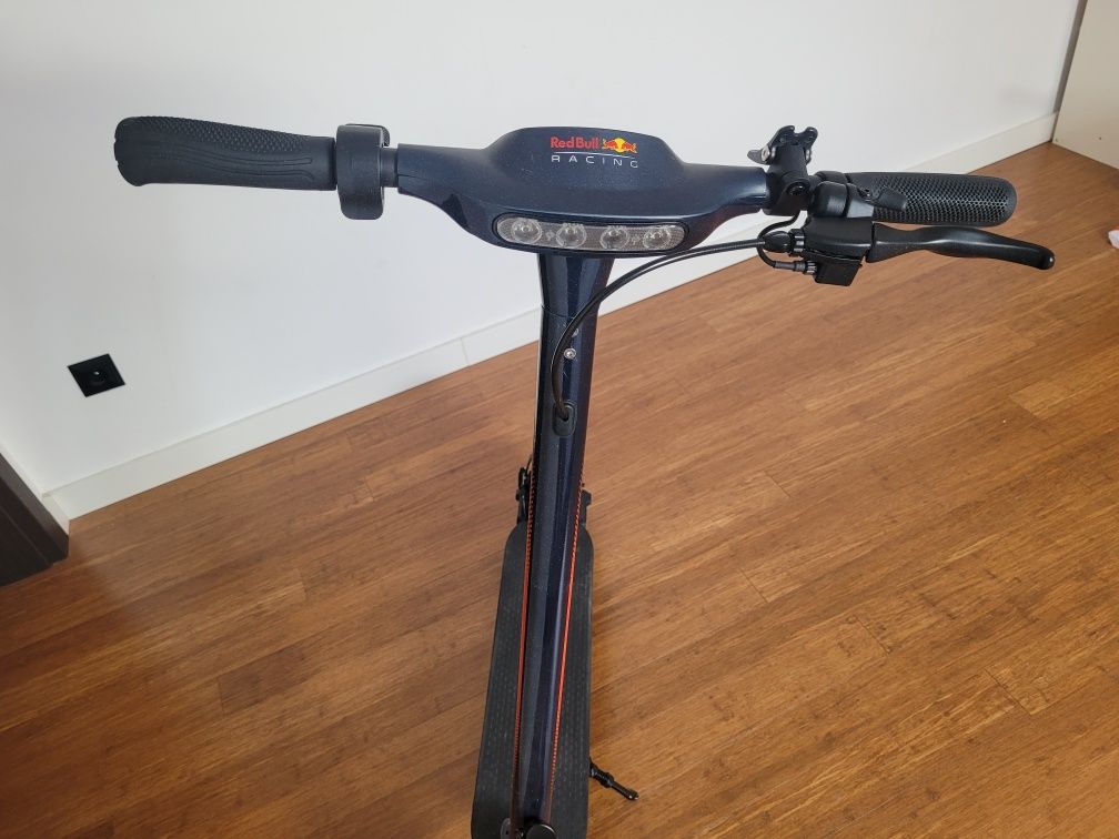 Hulajnoga elektryczna red bull super stan