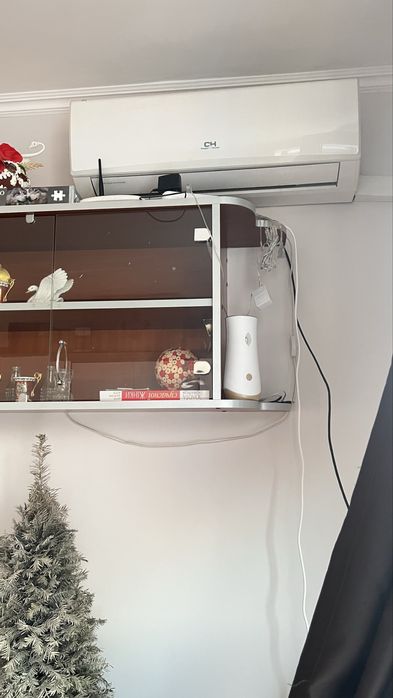 Навесные полки антресоль со стеклянными дверями и подсветкой