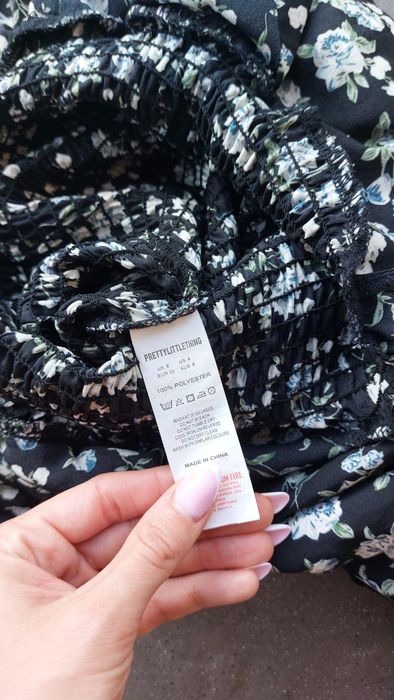 Sukienka mini z długim rękawem falbanka odkryte ramiona kwiatki S/M