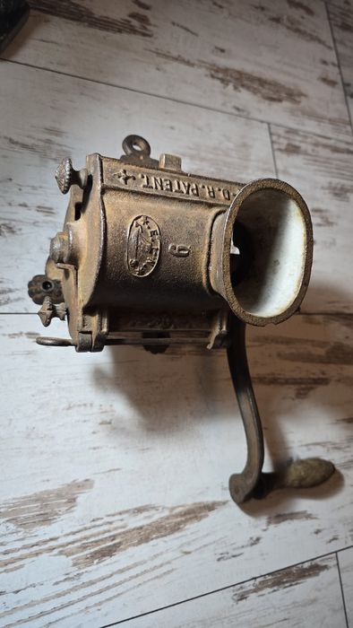 Stara zabytkowa maszynka do mielenia tytoniu