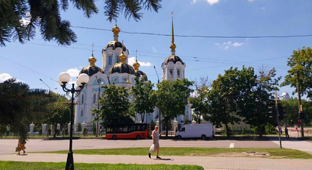 Сдам отличную гостинку напротив Рынка ХТЗ! Метро 15 минут.