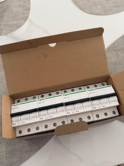 Zestaw Schneider 3p 16a biezpiecznik cena za  opakowanie