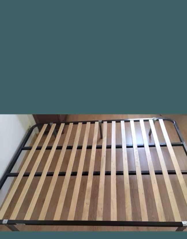 Cama estrado com pés