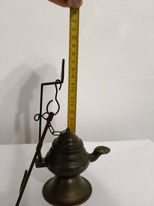 Lampa oliwna na stojaku.
