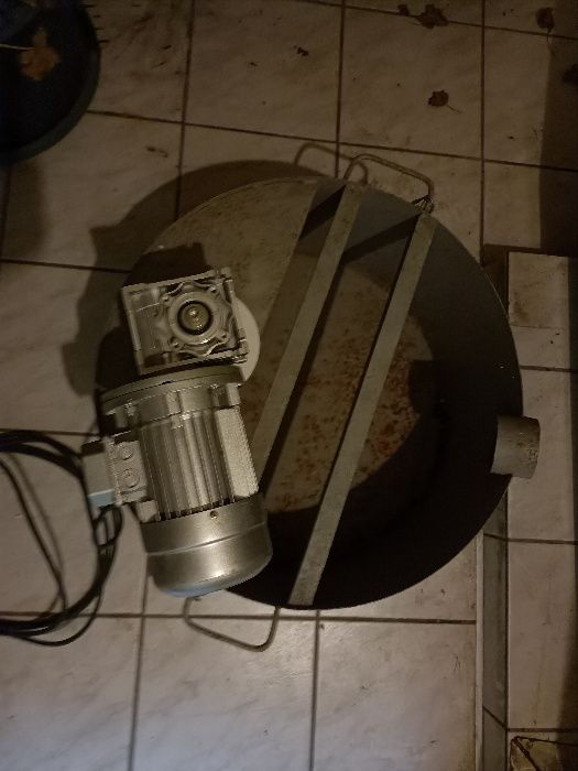 Silnik elektryczny z przekładnią ślimakową z mieszadłem i zbiornikiem