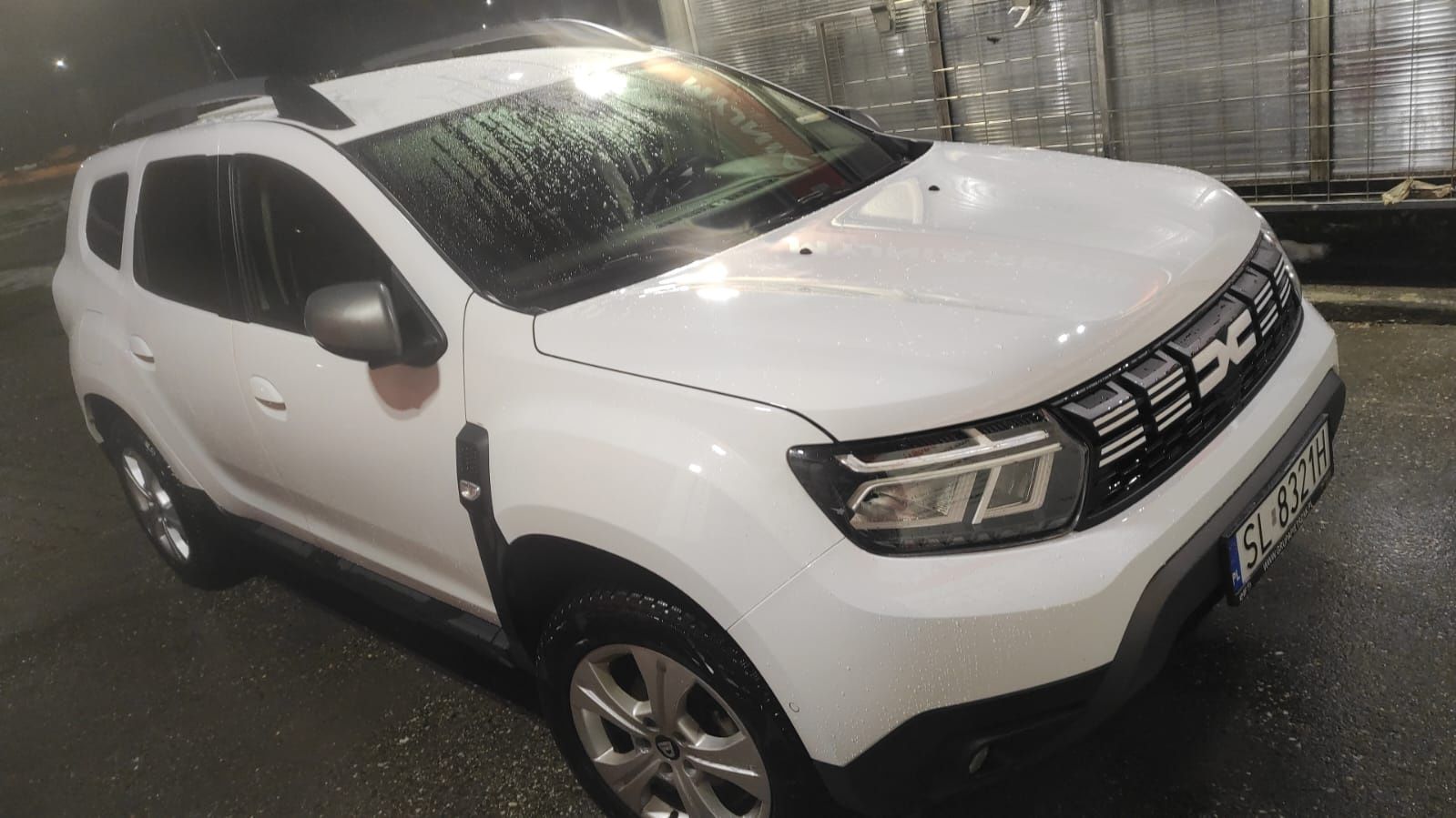 Duster 2 po liftingu z oryginalnym hakiem.