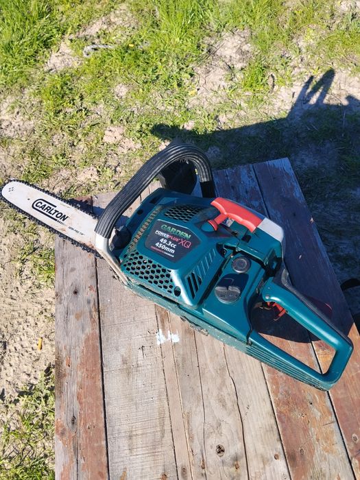 Motoserra a trabalhar em bom estado.