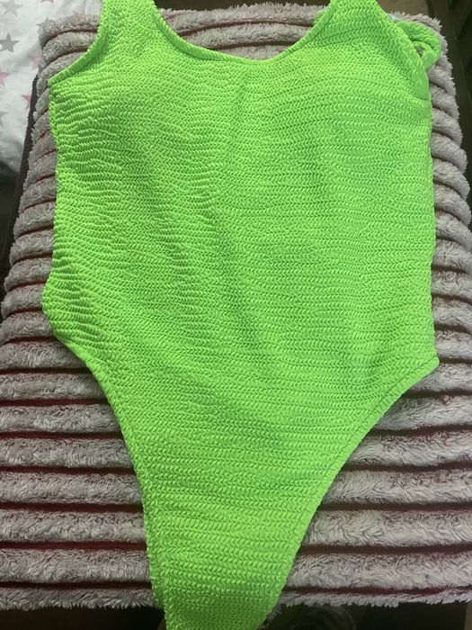 Ярко-зеленый купальник