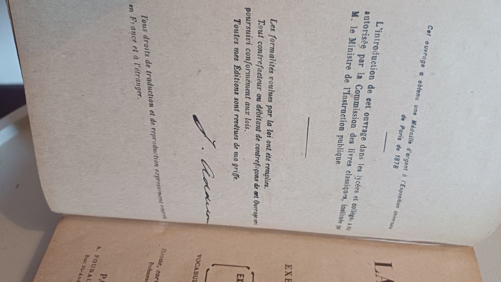 Livro de aprendizagem em francês sobre a língua Inglesa